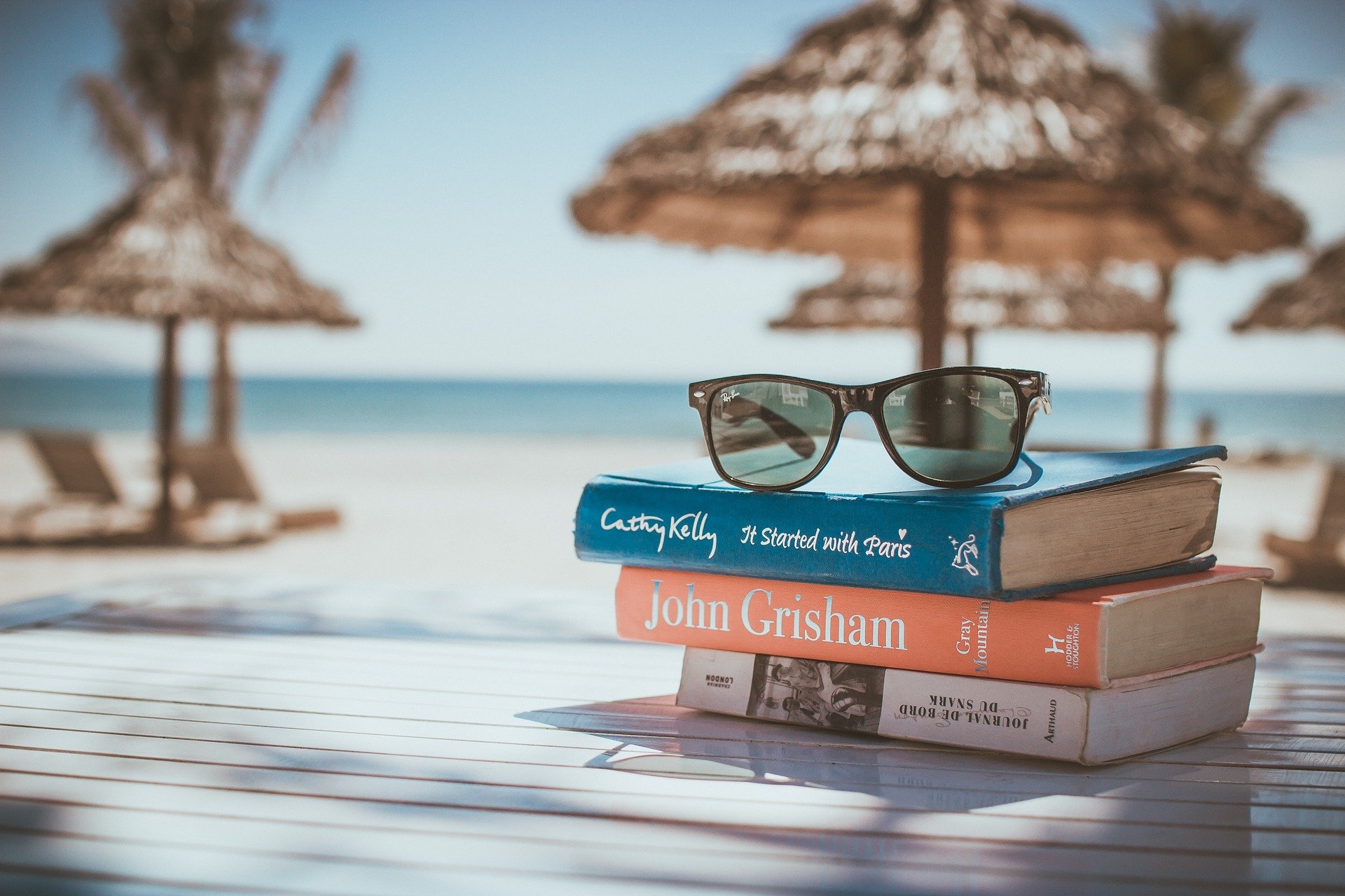stapel boeken op strand