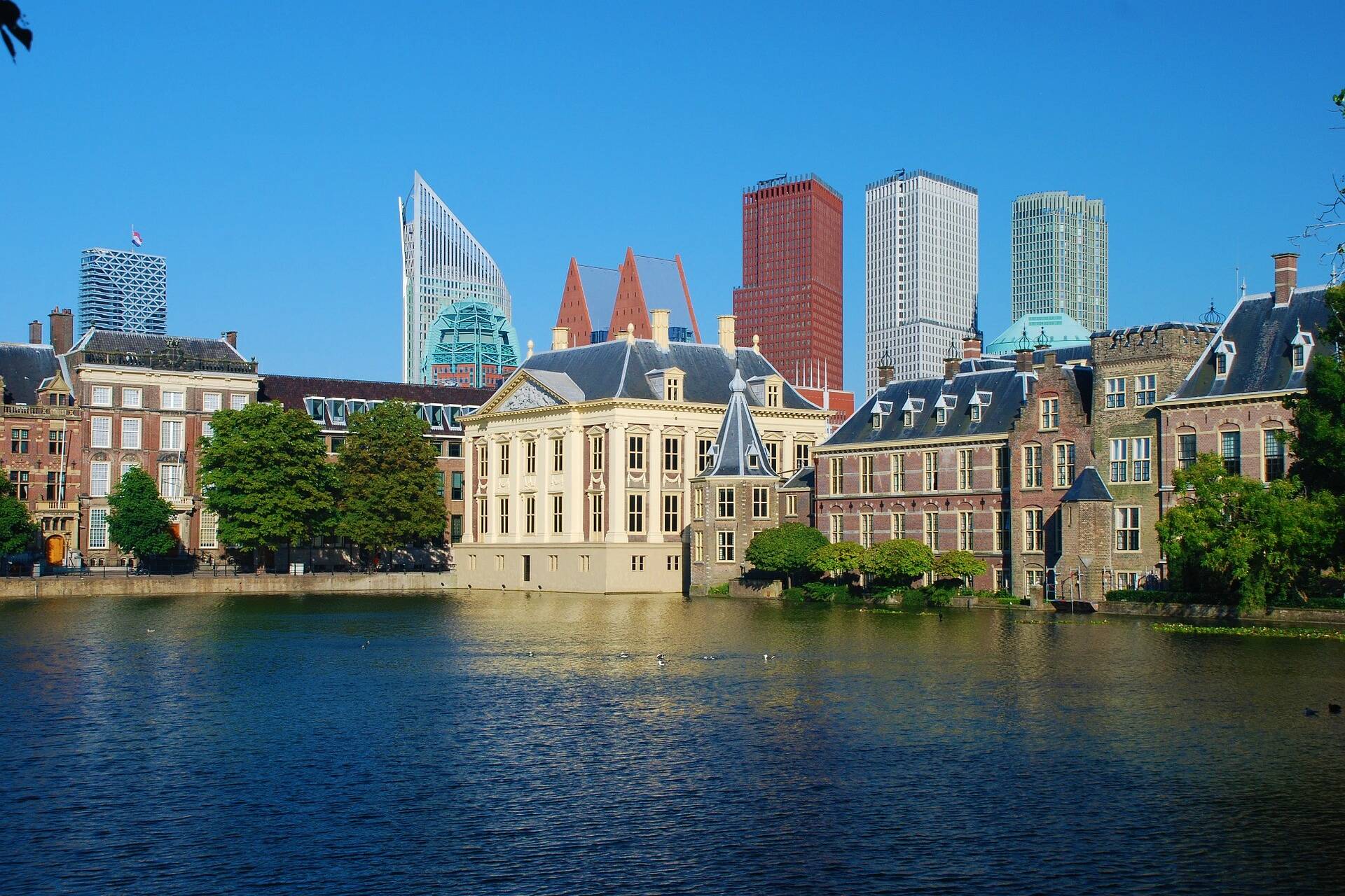 Hofvijver met Torentje en Mauritshuis in Den Haag
