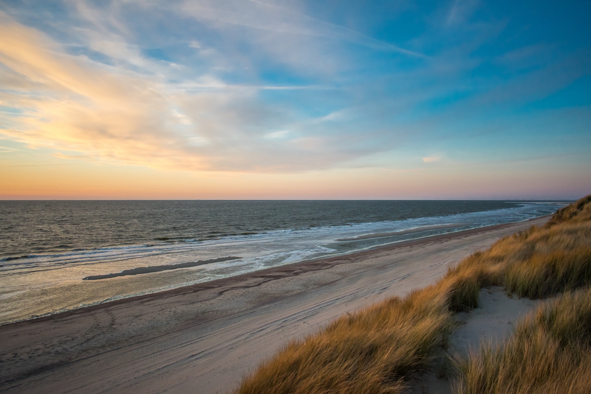 Strand van Nieuw Haamstede in Zeeland bij zonsondergang