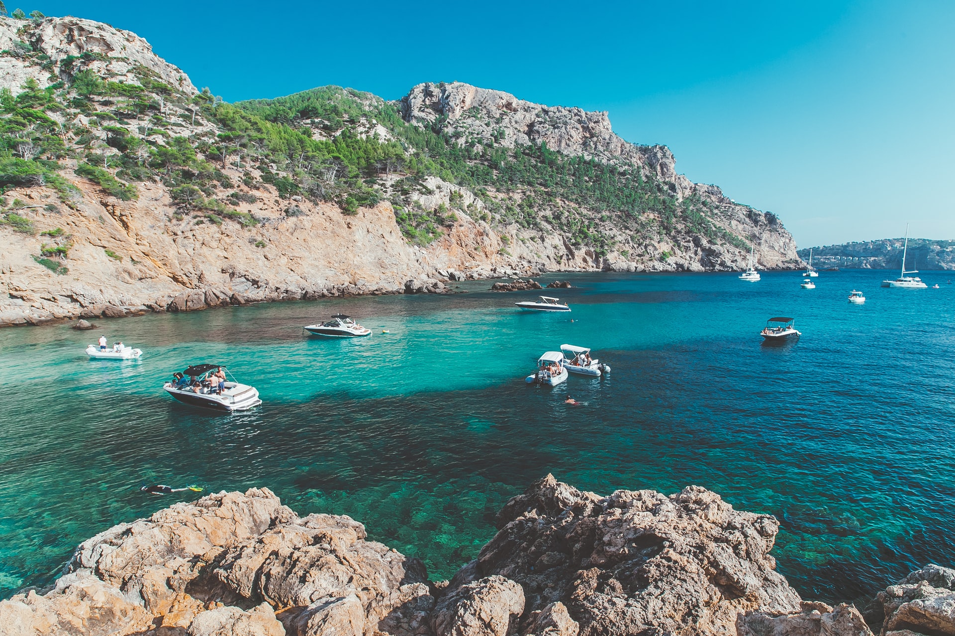 baai met turquoise water op Mallorca