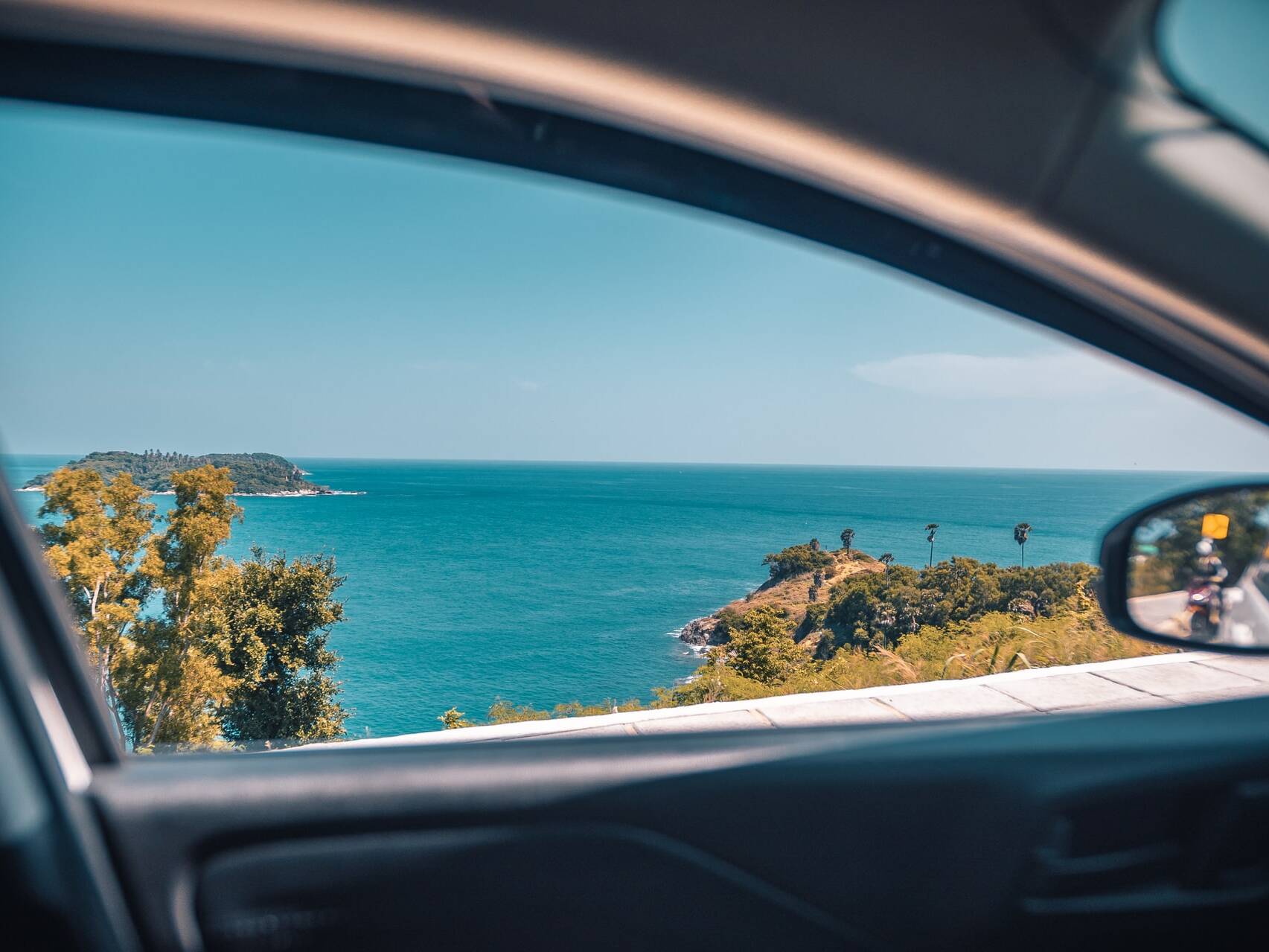 uitzicht op zee vanuit auto