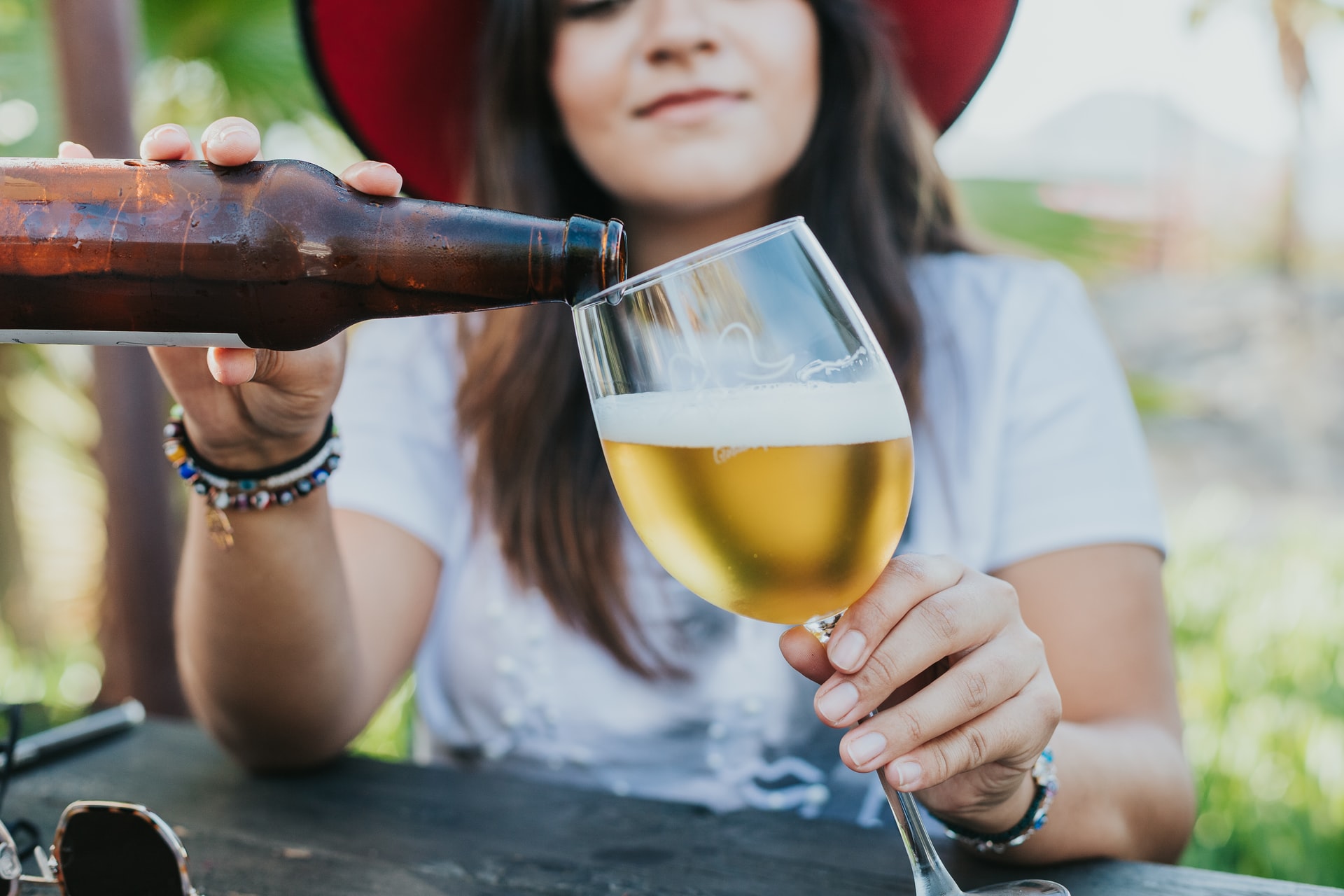 meisje dat een glas bier inschenkt
