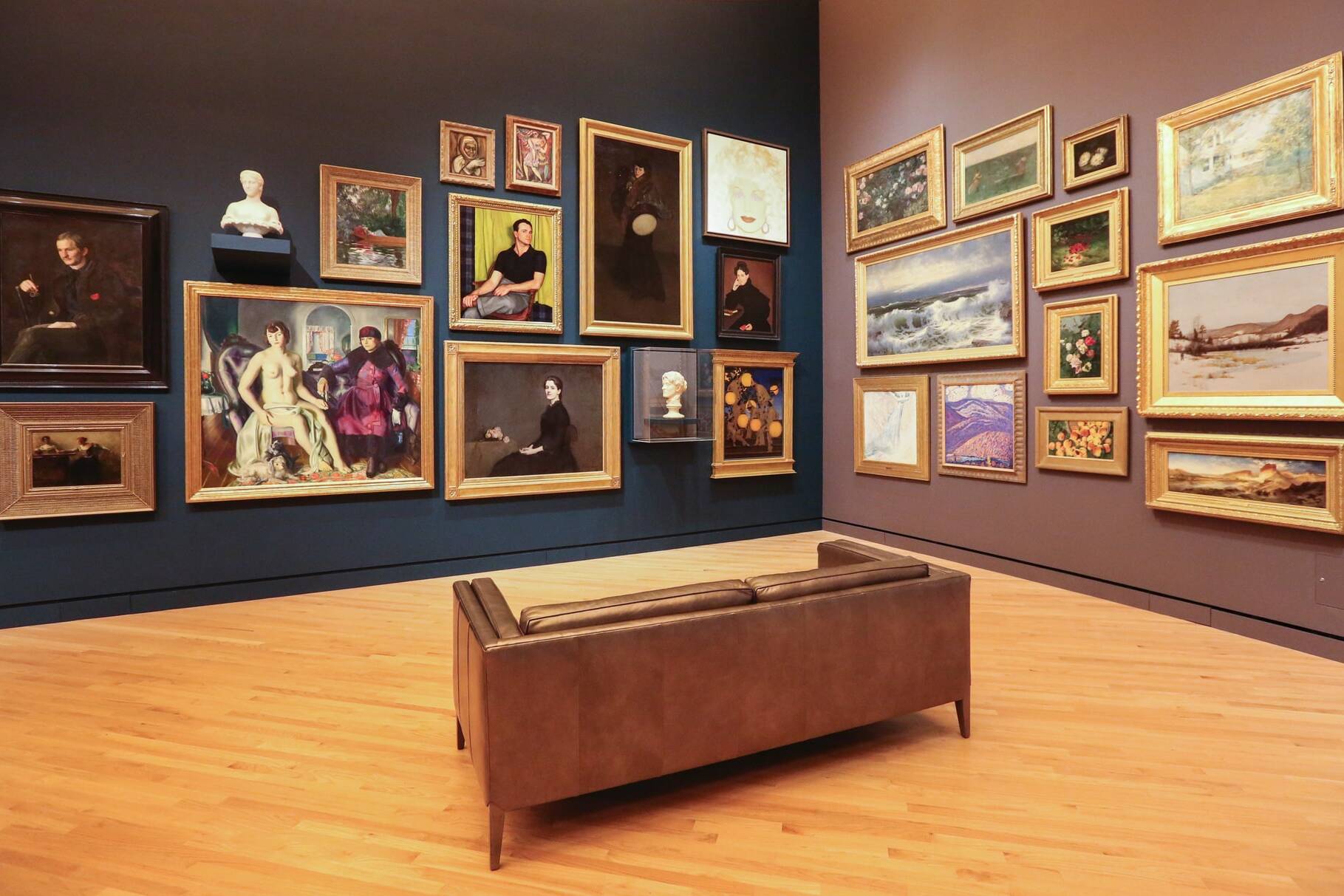 Meerdere schilderijen aan muur in museum